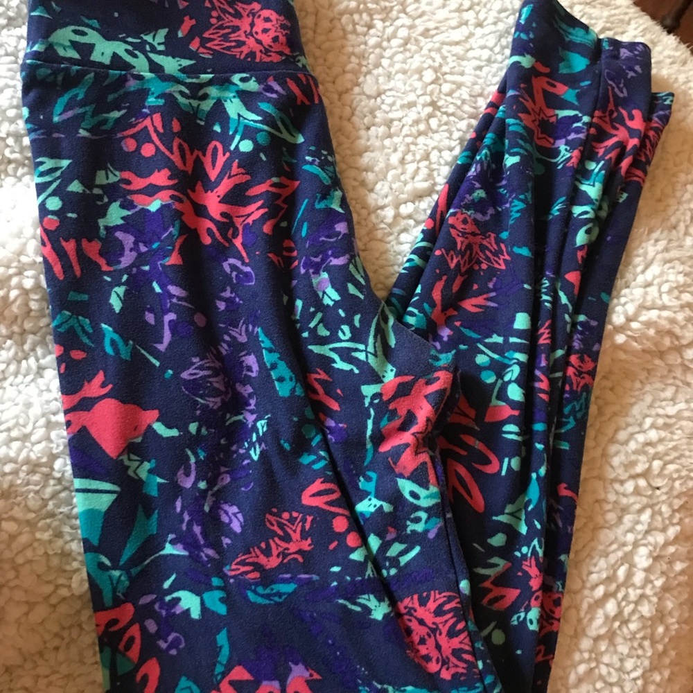 Lularoe one size pattern leggings